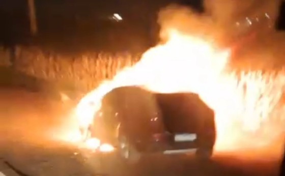 Carro fica destruído após pegar fogo na PR-495