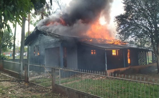 Casa pega fogo no centro de São Miguel do Iguaçu