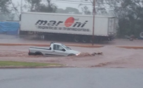 Chuva e ventos fortes já atingem Toledo