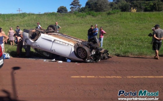 Condutor causa acidente e foge do local; mulheres e criança ficam feridas em São Miguel