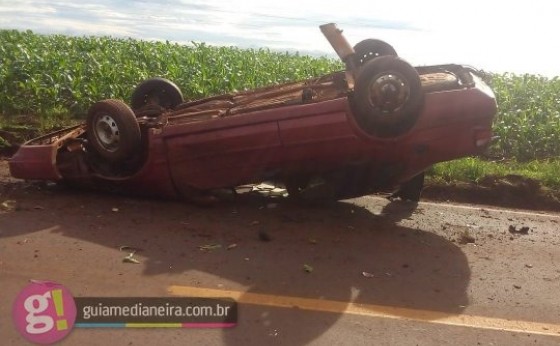 Duas pessoas foram socorridas após veículo capotar na rodovia PR 495