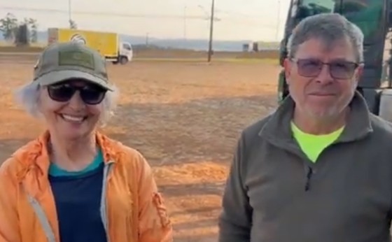 Dupla de amigos idosos percorrem rota da fé na Costa Oeste