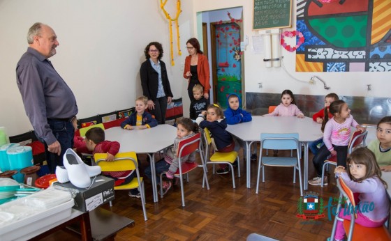 Escolas e CMEI’s de Missal recebem mobília e utensílios de cozinha