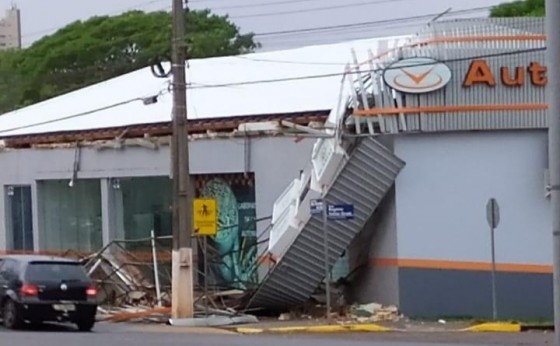 Fortes ventos derrubam estrutura de empresa em Marechal Rondon