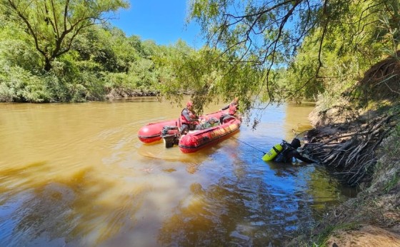 Homem desaparece após tentar atravessar rio nadando e se afogar no Paraná