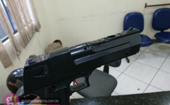 Homem é preso após causar pânico ao invadir escola com arma em punho em Medianeira