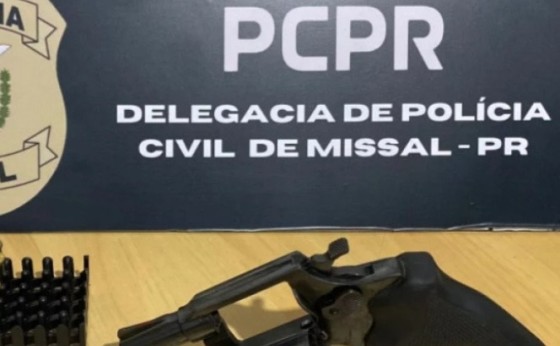 Homem é preso em flagrante por posse de arma durante cumprimento de mandado judicial em Missal