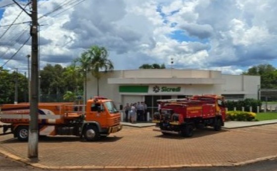 Incêndio atinge agência do Sicredi em distrito de Santa Helena e mobiliza equipes de emergência