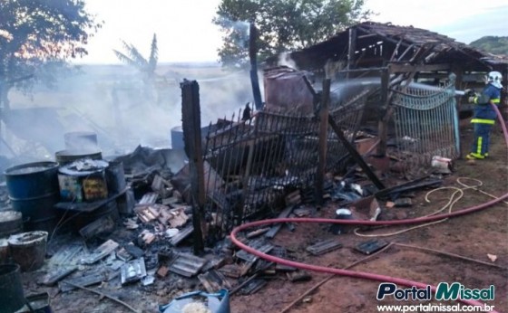 Incêndio destrói barracão no interior de Missal