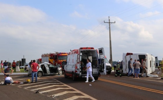 Itaipulândia: Gravíssimo acidente entre ônibus e carro deixa um morto e vários feridos na  PR-497