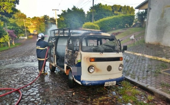 Kombi pega fogo em movimento e Bombeiros são acionados em São Miguel