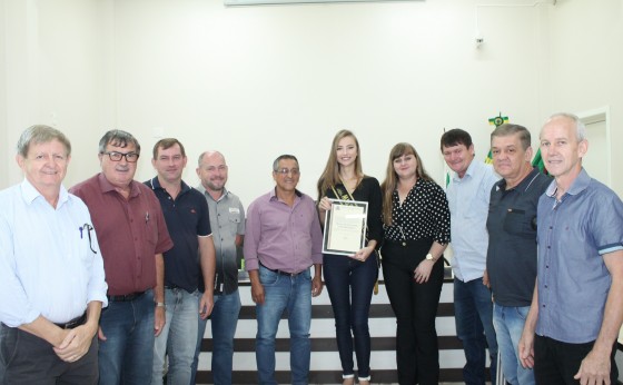 Miss Paraná Djenifer Frey recebe homenagem da Câmara Municipal de Missal.