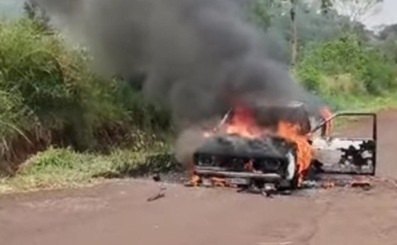 Missal: veículo é destruído em incêndio na entrada para a comunidade de São Pedro