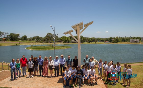 Missal inaugura Árvore Solar Digital no Lago Municipal