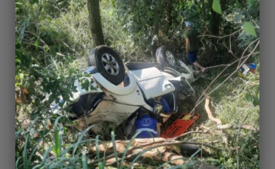 Missal/Medianeira: Duas pessoas ficam gravemente feridas após caminhonete cair em barranco na PR-495