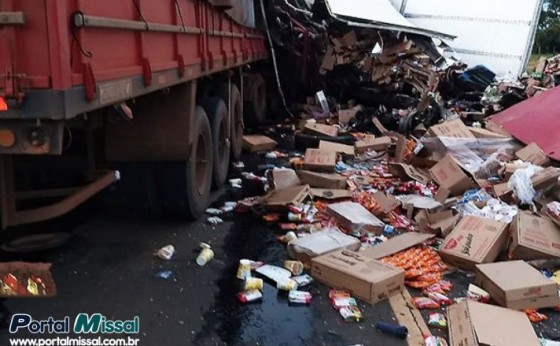 Moradores de Santa Helena e Mercedes morrem em colisão frontal entre carreta e caminhão