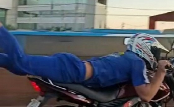 Motociclista é flagrado fazendo “superman” na BR-277, em Medianeira