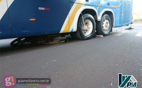 Motociclista morre após colidir em ônibus e ser atropelado no centro de Medianeira