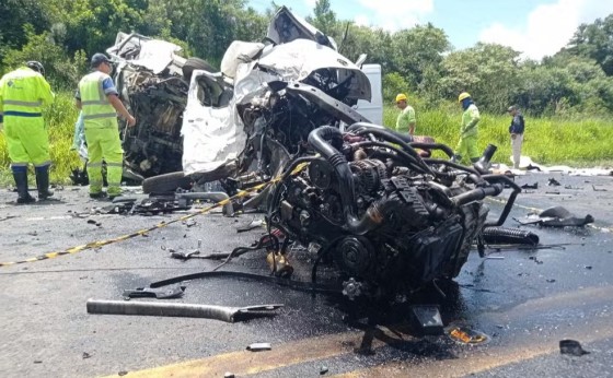 Motor de van é arrancado de veículo após grave acidente no Paraná; duas pessoas morreram