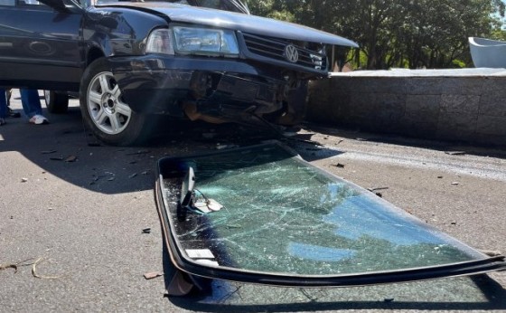 Motorista fica ferido após colidir com monumento no Centro de Santa Helena