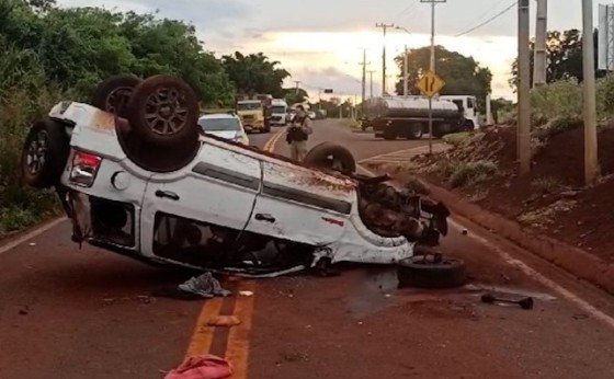 Mulher fica ferida após carro bater contra barranco e capotar