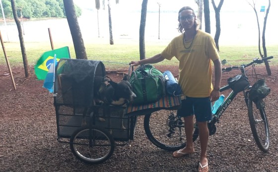 O argentino Christian Manuel Villalba que está há dois anos viajando de bicicleta passou por Missal