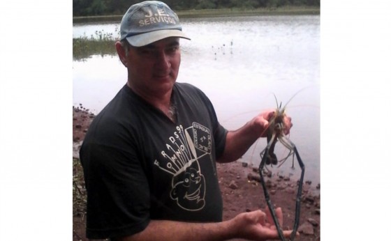 Pescador de Entre Rios do Oeste captura camarão gigante de 30 centímetro; veja imagens