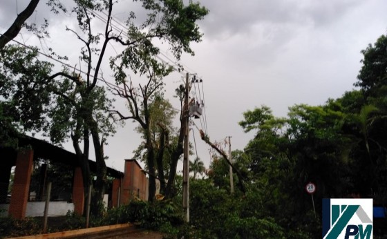 Vendaval causa estragos no Balneário Jacutinga em Itaipulândia