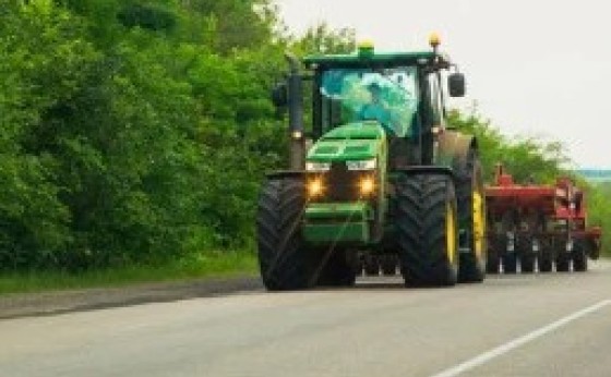 Trânsito de máquinas agrícolas em rodovias é regulamentado pelo Contran