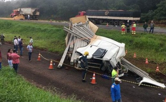 Três caminhões batem e motorista morre embaixo de postes em Céu Azul