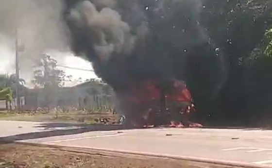 Van que seguia para Guaíra pega fogo em Missal