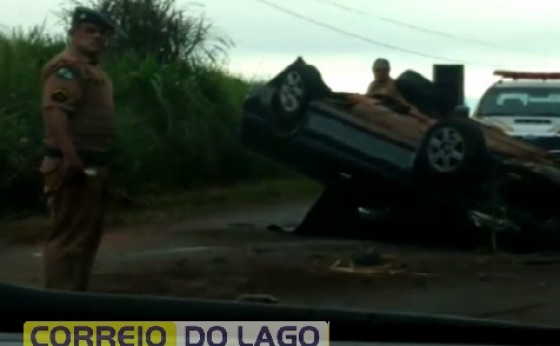 Veículo capota após colidir contra barranco na PR 495 em Missal