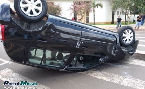 Veículo capota após grave acidente em cruzamento no centro de Medianeira