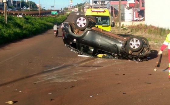 Veículo capota na Av. 24 de Outubro após sair da pista na BR 277 em Medianeira