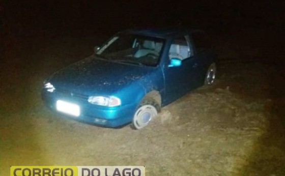 Veículo fica atolado ao dar voltinha na beira do lago na praia de Santa Helena