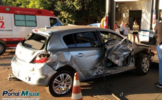 Após batida carro vai parar dentro de Posto de combustíveis no Portão Ocoí em Missal