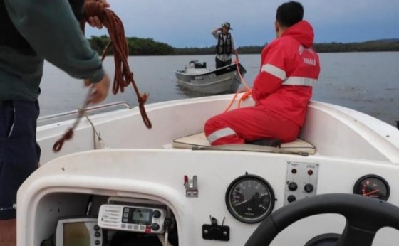 Veja imagens do resgate de pescador que ficou à deriva no lago de Itaipu durante temporal