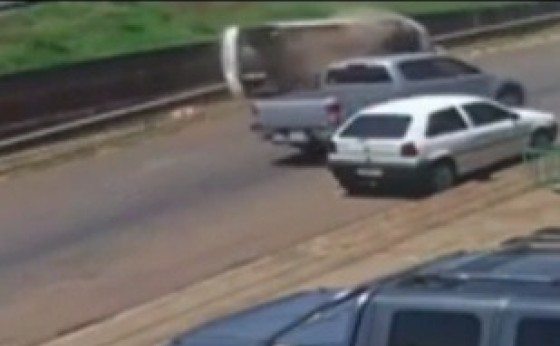 VÍDEO: Carro capota após colisão na Av. 24 de Outubro, em Medianeira