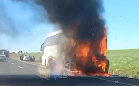 Vídeo: Ônibus Incendeia na BR-277 entre São Miguel do Iguaçu e Medianeira